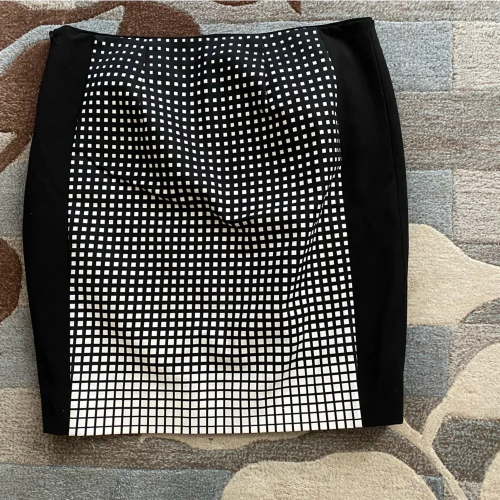 WHBM I White House Black Market black and White Graphic Squares Pencil Skirt - Picture 7 of 7